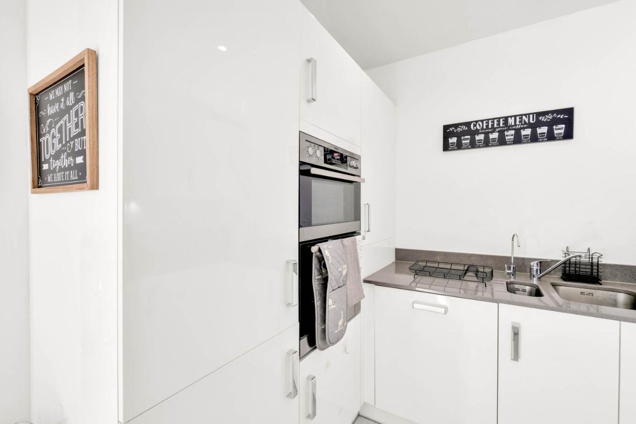 Foxherne 5Bdr 3Ba Serviced House With Parking - Slough By 360Stays ภายนอก รูปภาพ