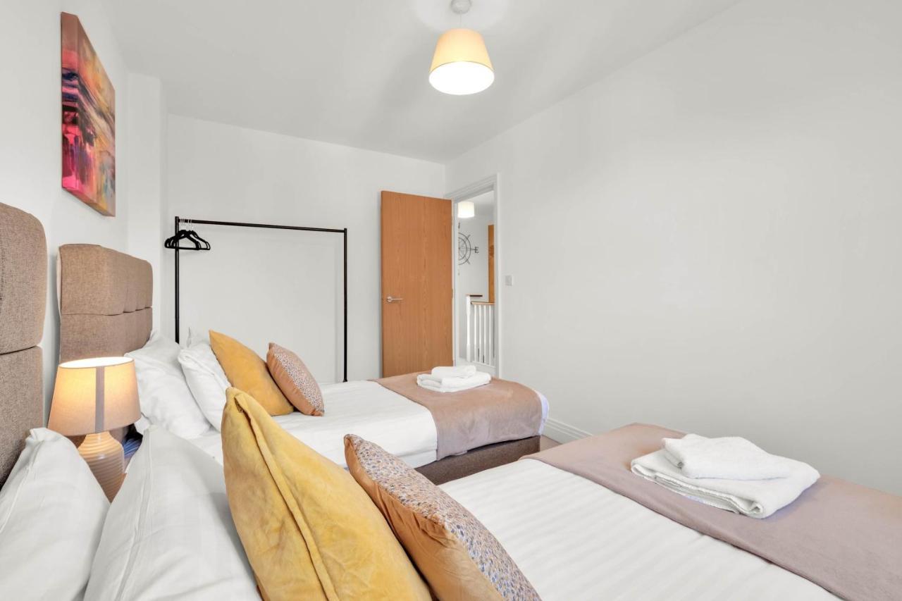 Foxherne 5Bdr 3Ba Serviced House With Parking - Slough By 360Stays ภายนอก รูปภาพ