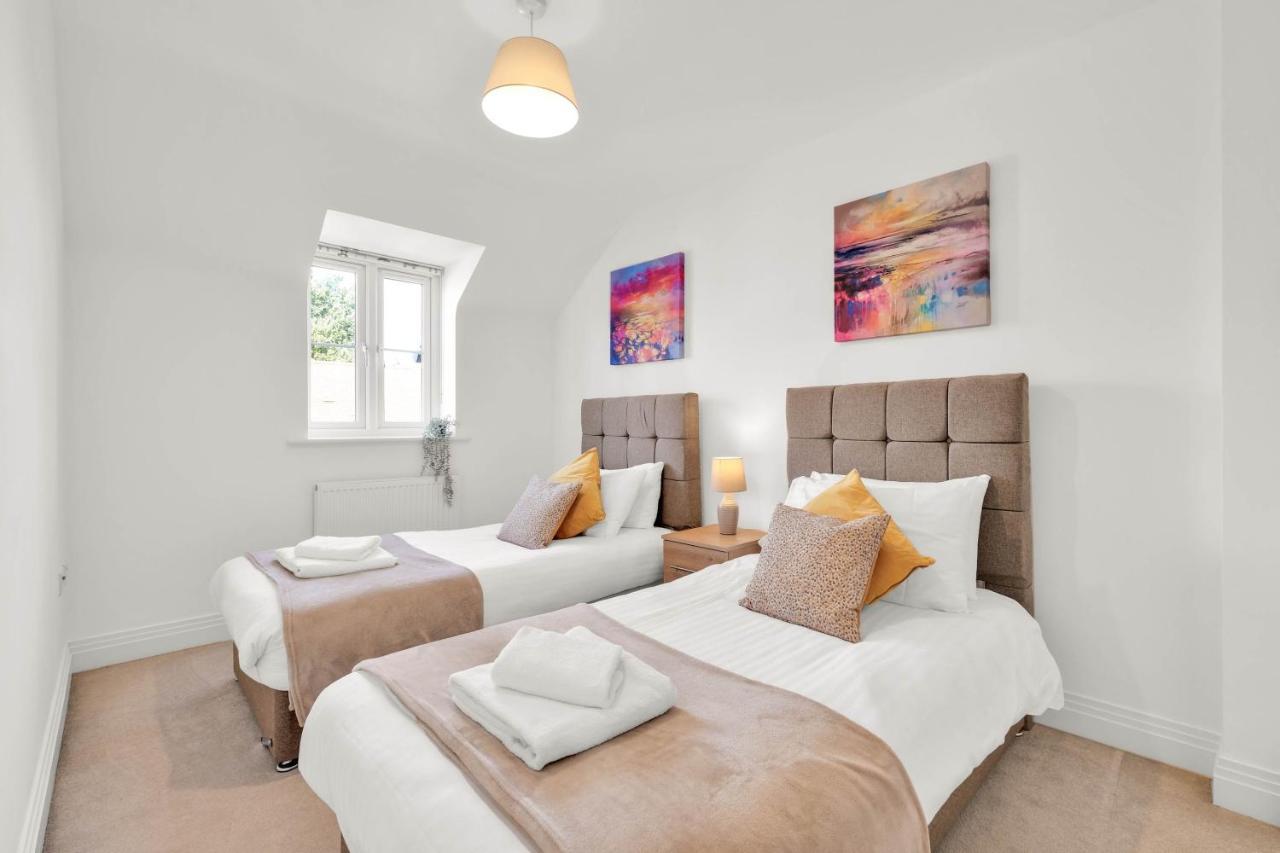 Foxherne 5Bdr 3Ba Serviced House With Parking - Slough By 360Stays ภายนอก รูปภาพ