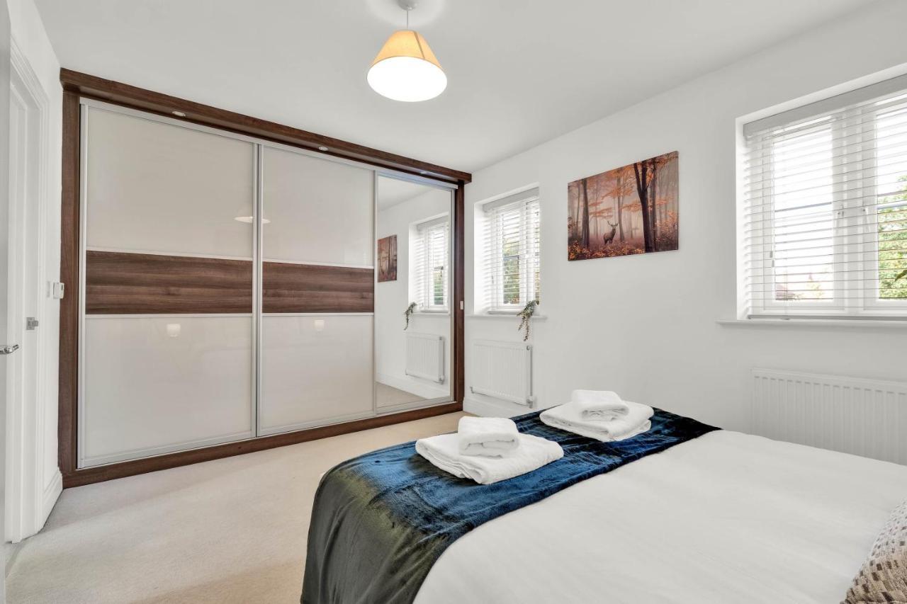 Foxherne 5Bdr 3Ba Serviced House With Parking - Slough By 360Stays ภายนอก รูปภาพ