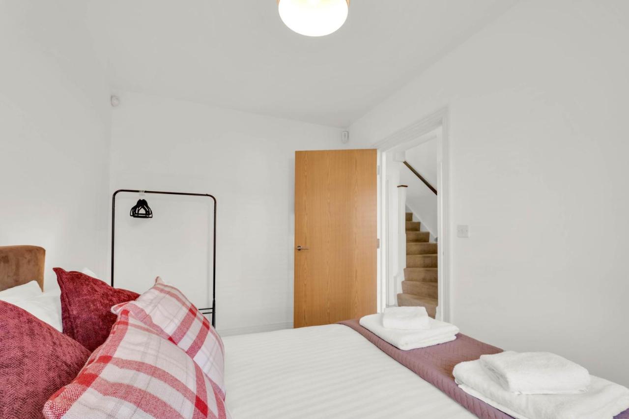 Foxherne 5Bdr 3Ba Serviced House With Parking - Slough By 360Stays ภายนอก รูปภาพ