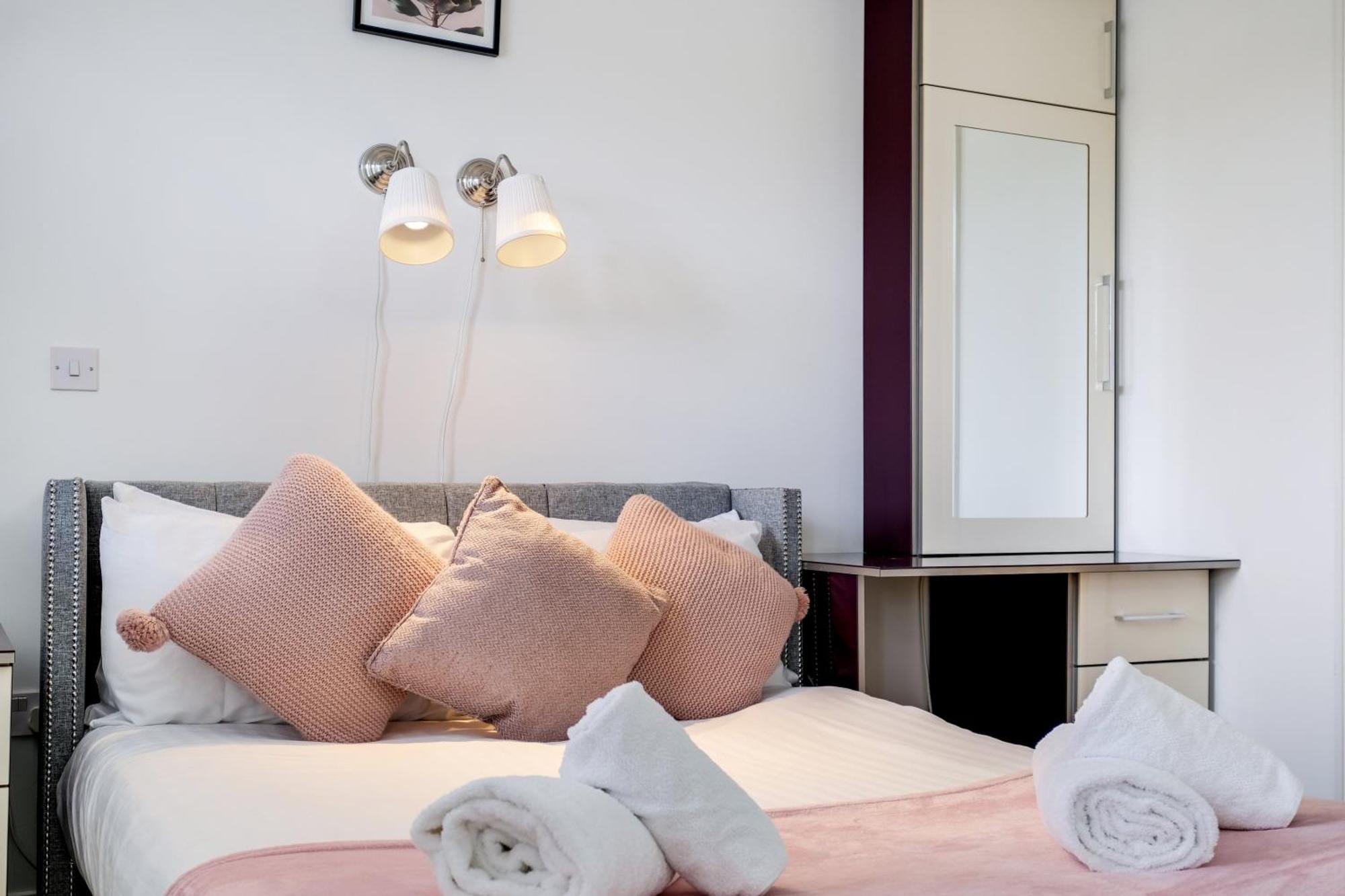 Foxherne 5Bdr 3Ba Serviced House With Parking - Slough By 360Stays ภายนอก รูปภาพ