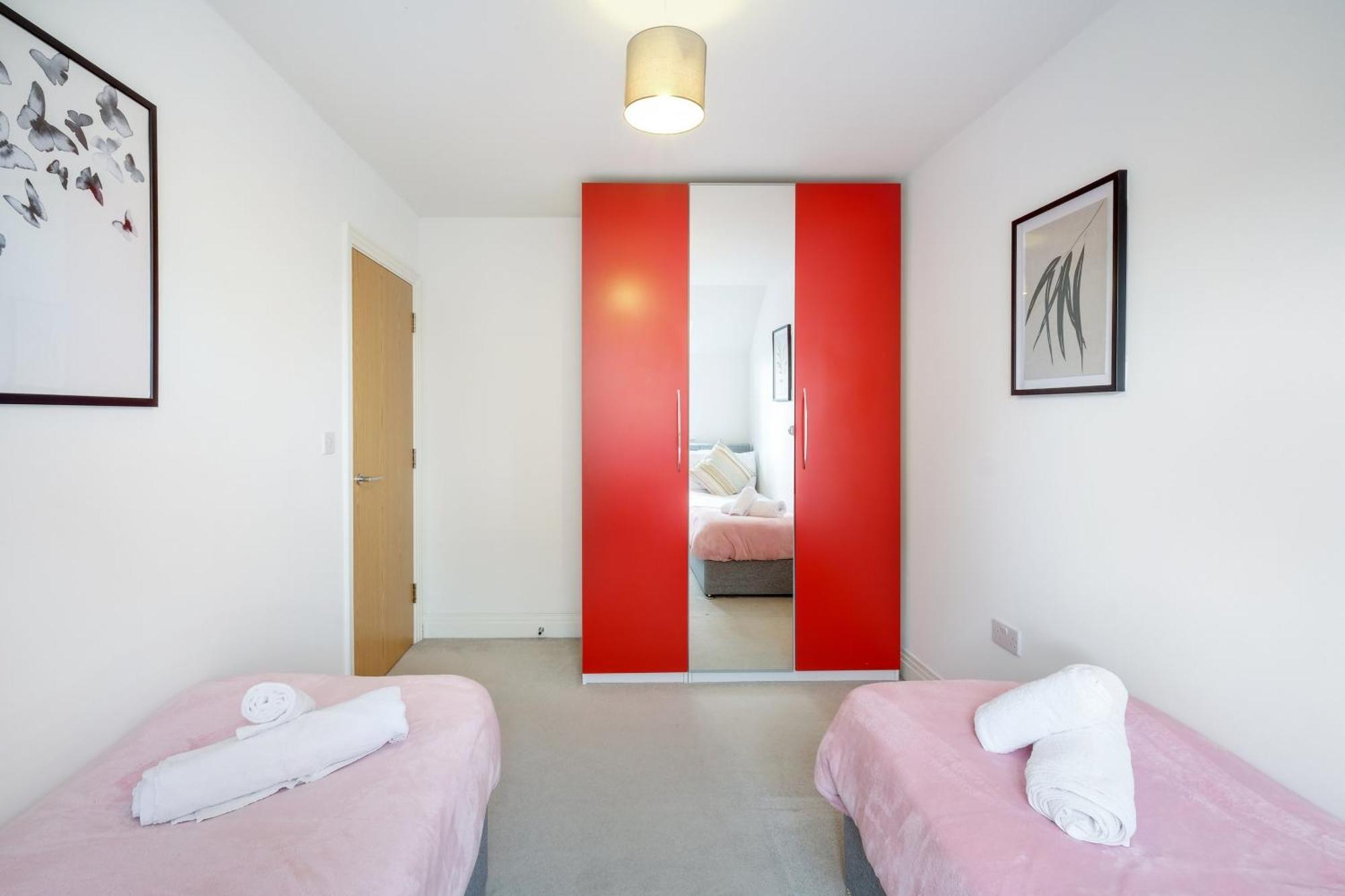 Foxherne 5Bdr 3Ba Serviced House With Parking - Slough By 360Stays ภายนอก รูปภาพ