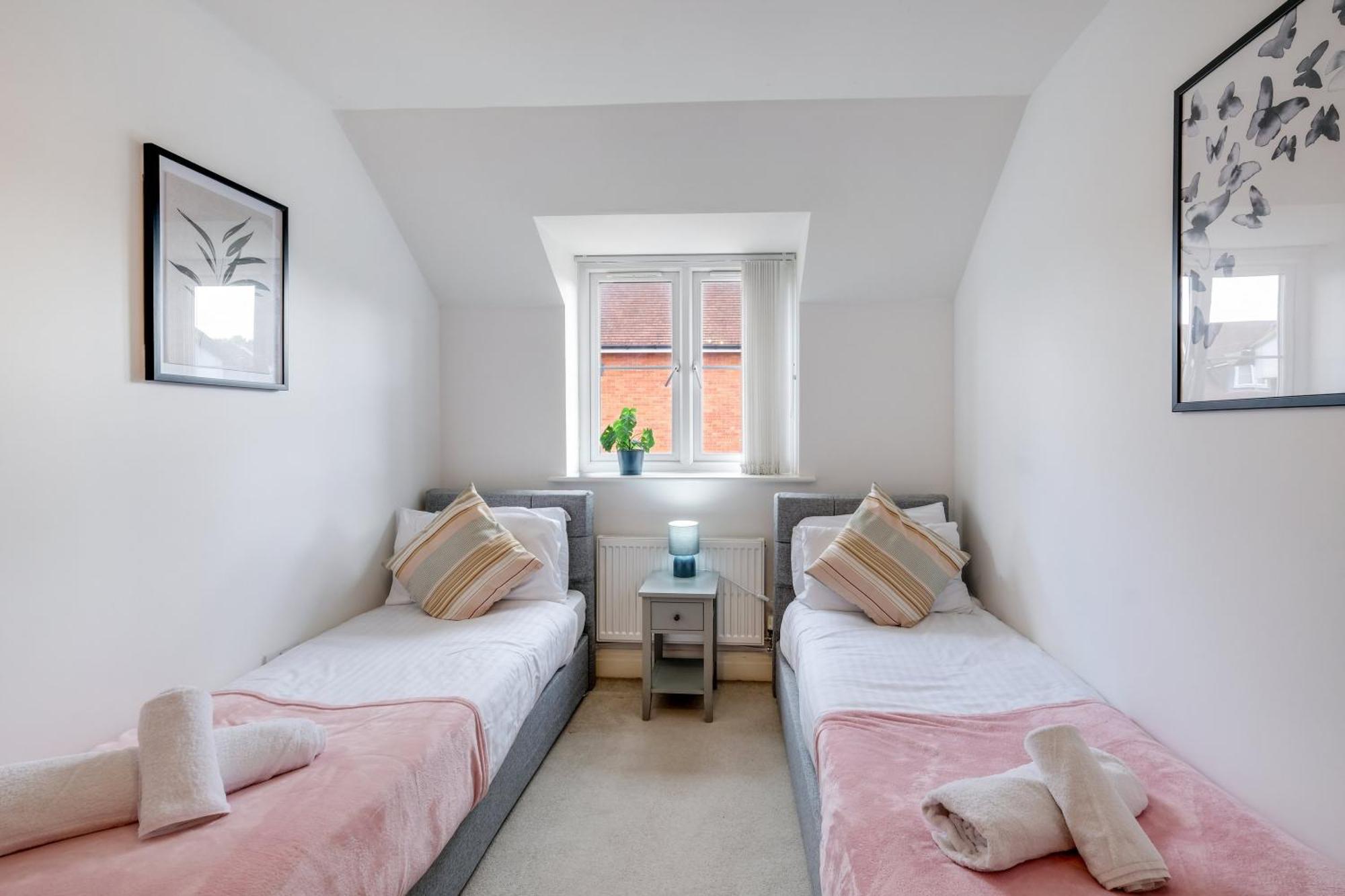 Foxherne 5Bdr 3Ba Serviced House With Parking - Slough By 360Stays ภายนอก รูปภาพ