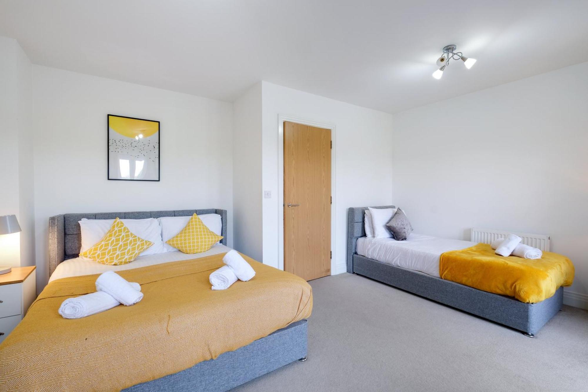 Foxherne 5Bdr 3Ba Serviced House With Parking - Slough By 360Stays ภายนอก รูปภาพ