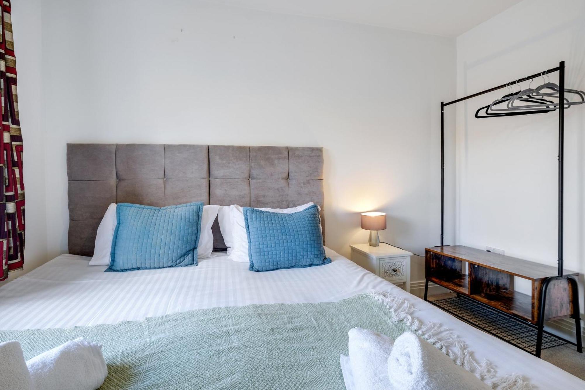 Foxherne 5Bdr 3Ba Serviced House With Parking - Slough By 360Stays ภายนอก รูปภาพ