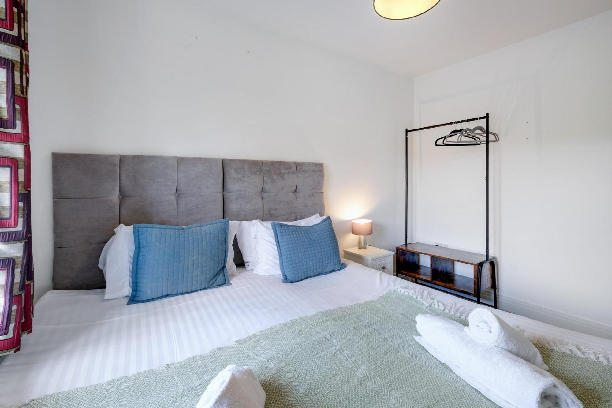 Foxherne 5Bdr 3Ba Serviced House With Parking - Slough By 360Stays ภายนอก รูปภาพ